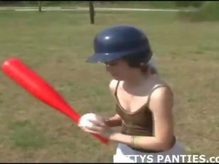 Innocent 18yo ýaşlar playing beýsbol outdoors