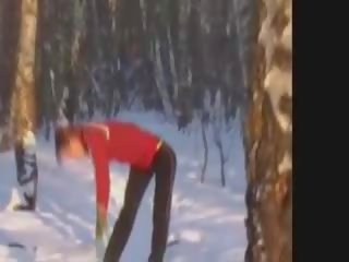 Min lover naken i vinter skog