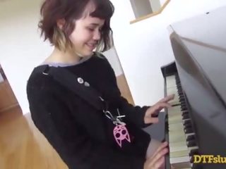 Yhivi vids av piano skills followed av grov vuxen klämma och sperma över henne ansikte! - featuring: yhivi / james deen