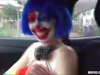 Dur baise une sedusive clown le long de la manière