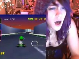 Geek hči cums igranje mario kart