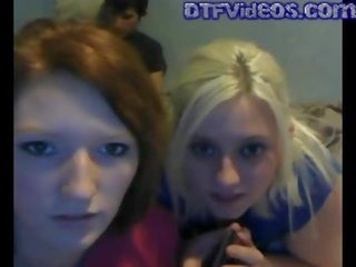 Webcam có ba người với 2 đam mê thiếu niên pussies