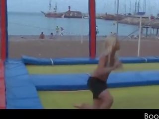 Şehvetli akrobatik genç kızlar sahip olan eğlence üzerinde tatil