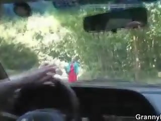 Viejo guarra consigue clavado en la coche por un desconocido