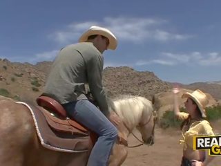 Szuper barna tini képzelet nő kisasszonyka kő szabadban cowboy stílus fasz