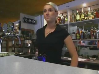 Grande tetas amadora bartender payed a foder