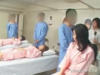 Aziatisch brunette damsel klappen harig penis bij de ziekenhuis