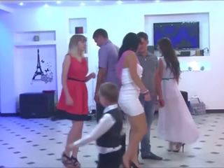 Erótico bajo la falda en un boda