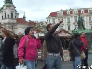 Vieux touriste est picked jusqu'à et vissée sur sol