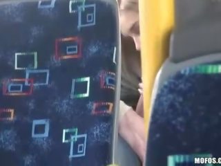 Koolipoiss filmid a paar võttes seks sisse a buss