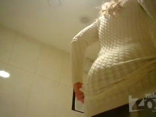 Pleasant blond en toilettes rasé chatte et anus gros plans.