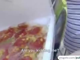 Público follando con pizza entrega señora