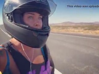 Felicity feline motorcycle güzellik sigara aprilia içinde boşalma sırılsıklam