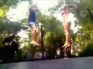 Teens sikiş on a trampoline