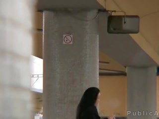 Brunette obtient baisée en sous-sol de train station