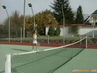 På den tennis domstol