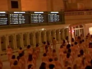 Naakt groep van meisjes in tremendous centraal