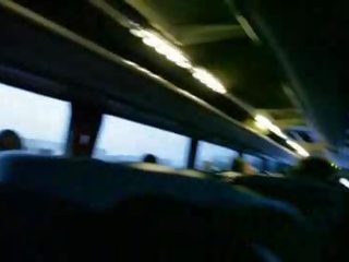 Mans sieva masturbē par a publisks autobuss mov